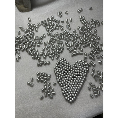 大量鋁合金螺牙件與圓球件完成鍍錫後散落展示,中心心形排列突顯鍍錫的一致性與量產穩定性。 大量鋁合金螺牙件與圓球件完成鍍錫後散落展示,中心心形排列突顯鍍錫的一致性與量產穩定性。